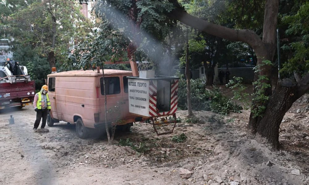 Εξάρχεια - Ο πόλεμος της χαρουπιάς: Δεν θα κοπούν δένδρα, λένε από το Μετρό - Η μελέτη δεν είναι σοβαρή, απαντά ο Δούκας